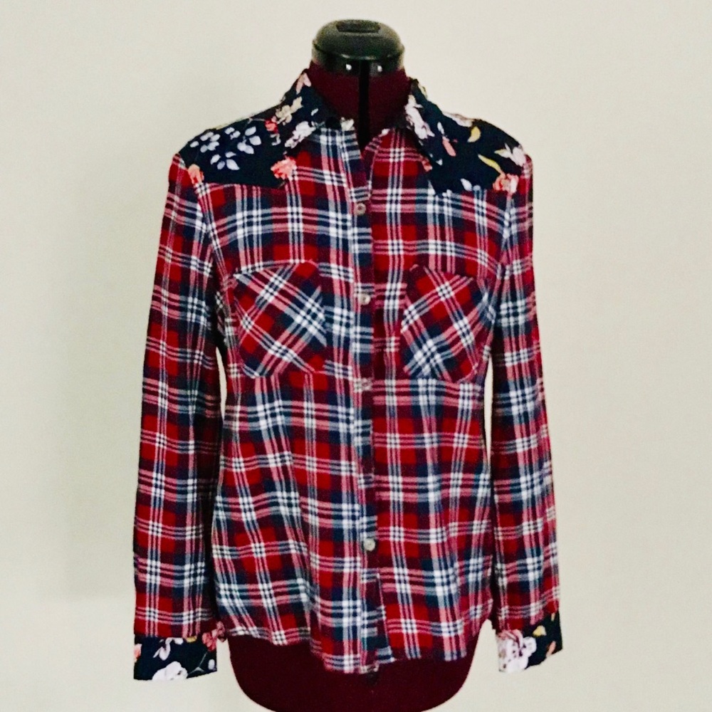 🎉HP!🎉 En Creme Plaid Floral Button Down Top